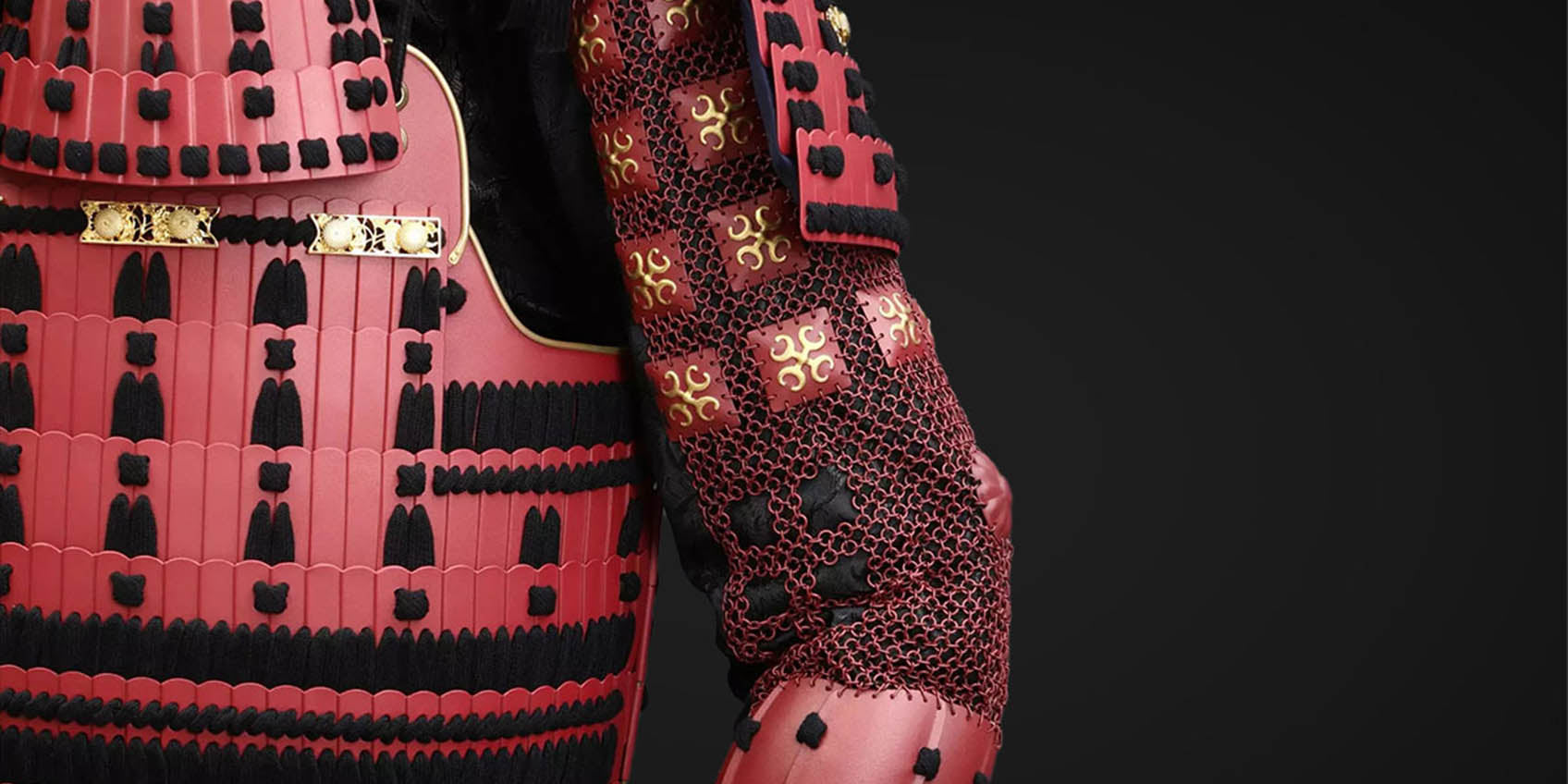 Handgefertigtes rotes Samurai-Rüstungsset des Arima-Clans mit Kuro-Kuwagata-Helm