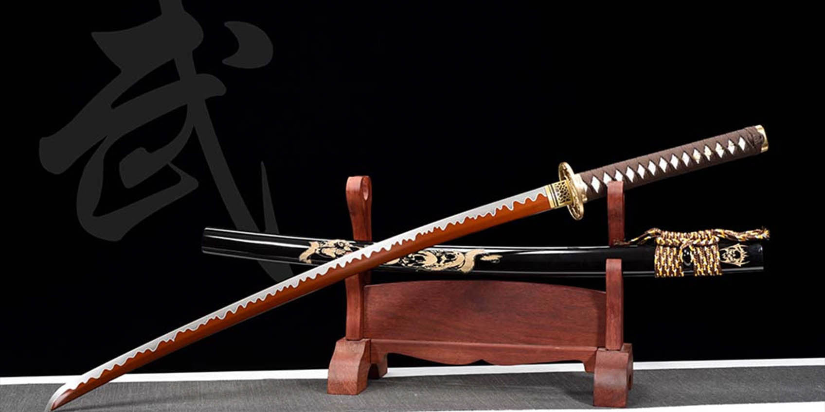 Red Blade Katana &amp; Ghost Valley Schwert: Symbole der Handwerkskunst