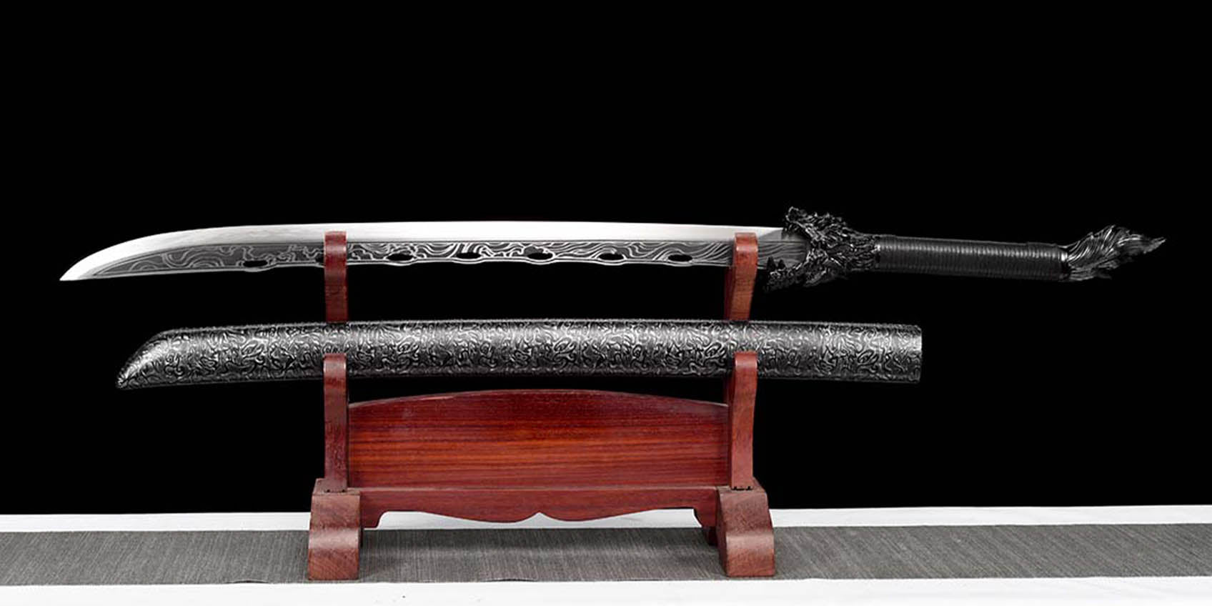 Katana aus Federstahl: Gemusterte Klinge mit Hartholz + Ledersaya