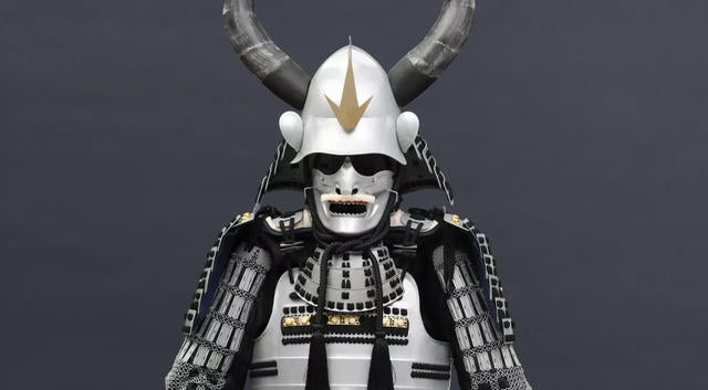 Handgefertigte japanische Samurai-Rüstung aus Silber mit Helm – Geschichte und Wert 