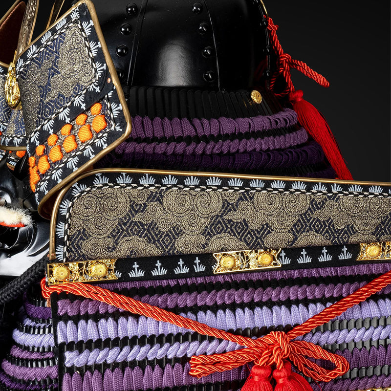 Handgefertigte Yoroi-Samurai-Rüstung des Oda-Clans Kachi in Schwarz un 