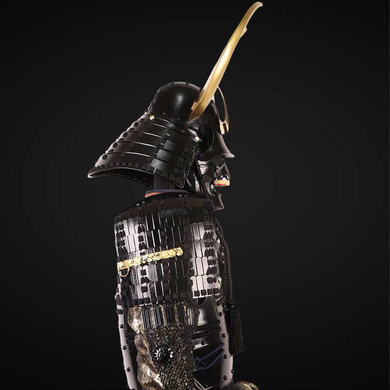 Handgemachte schwarze japanische Samurai-Rüstung mit goldenem Stiergew 