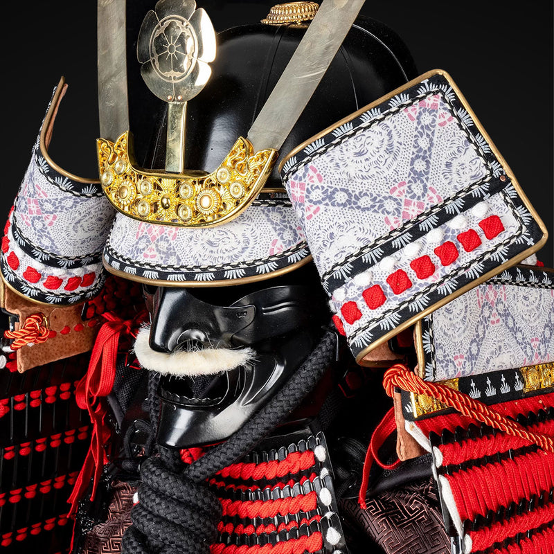 Handgefertigte lebensgroße braune und rote Samurai-Rüstung der Yoroi,  