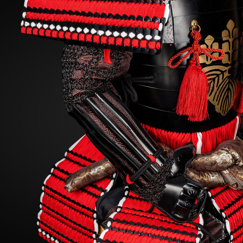 Handgefertigte lebensgroße braune und rote Samurai-Rüstung der Yoroi,  