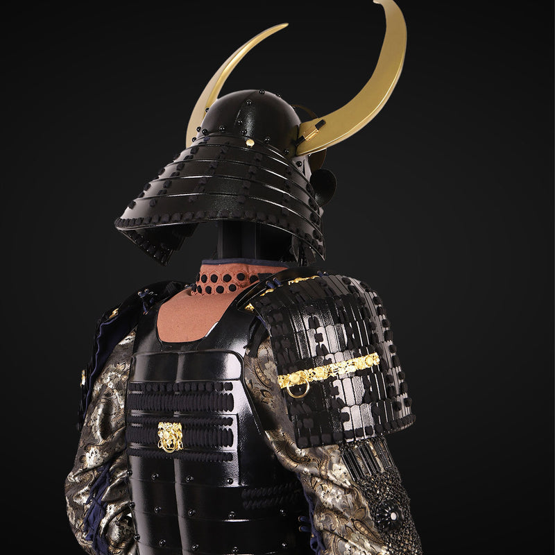 Handgemachte schwarze japanische Samurai-Rüstung mit goldenem Stiergew 