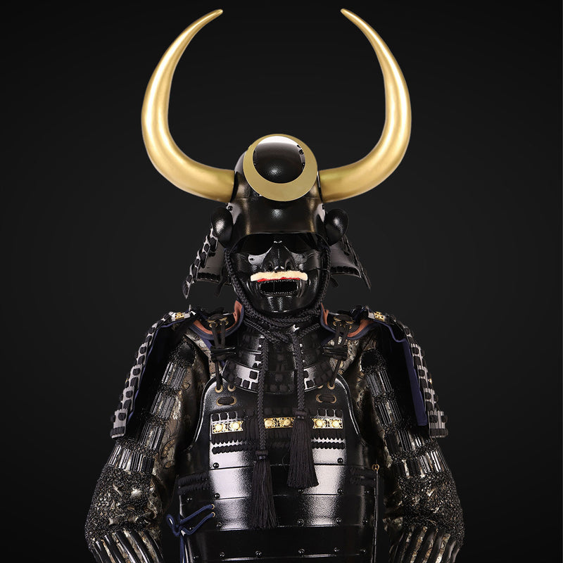 Handgemachte schwarze japanische Samurai-Rüstung mit goldenem Stiergew 