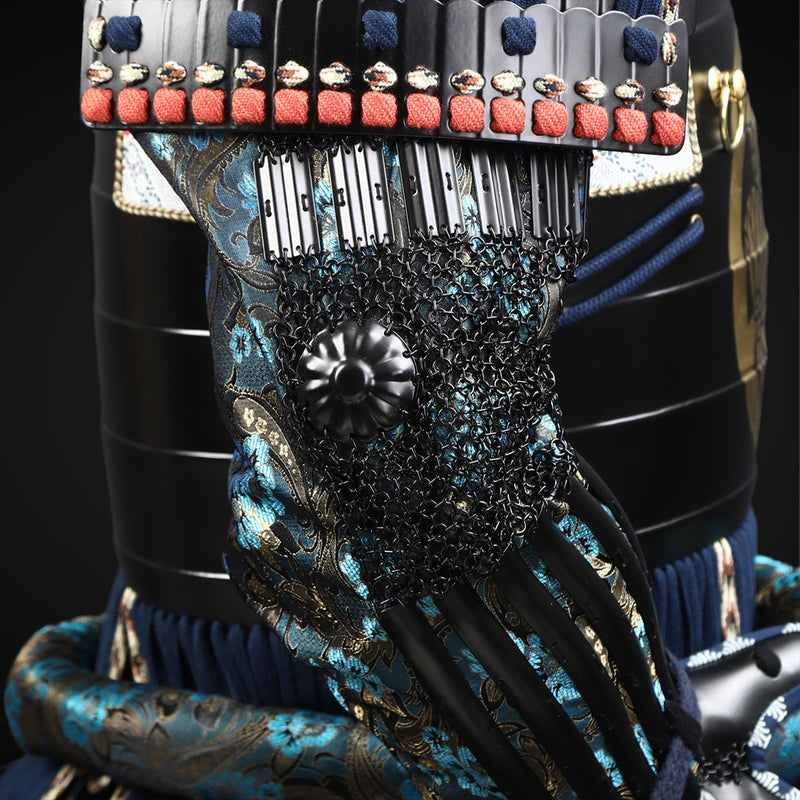 Handgefertigte schwarz-blaue Samurai-Rüstung des Tokugawa-Clans mit Ku 