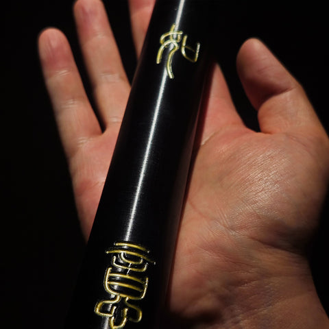 Three-dimensional shadow and recessed groove details of the V2 engraving V1B V1P V2