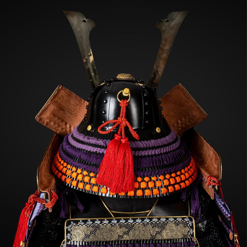 Handgefertigte Yoroi-Samurai-Rüstung des Oda-Clans Kachi in Schwarz un 