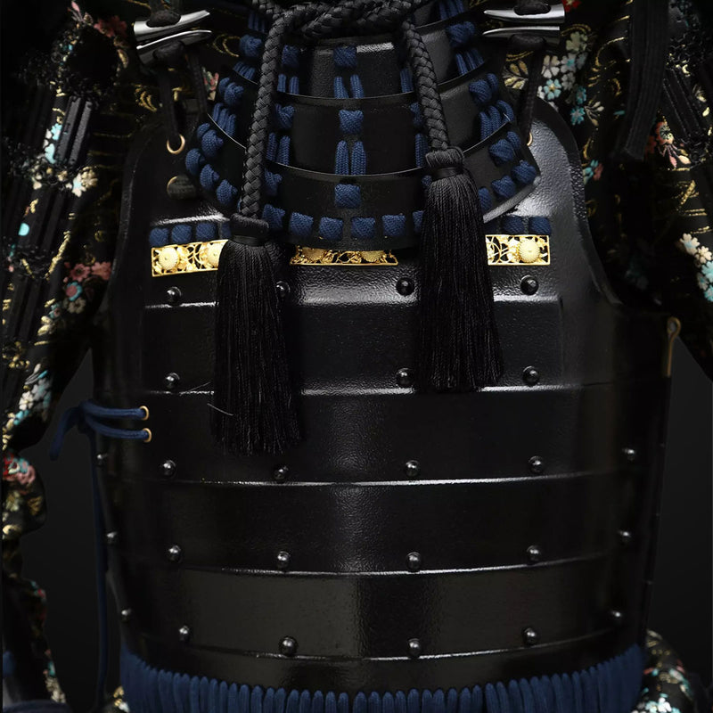 Handgemachte Yoroi, schwarze Samurai-Rüstung des Tokugawa-Clans in Leb 
