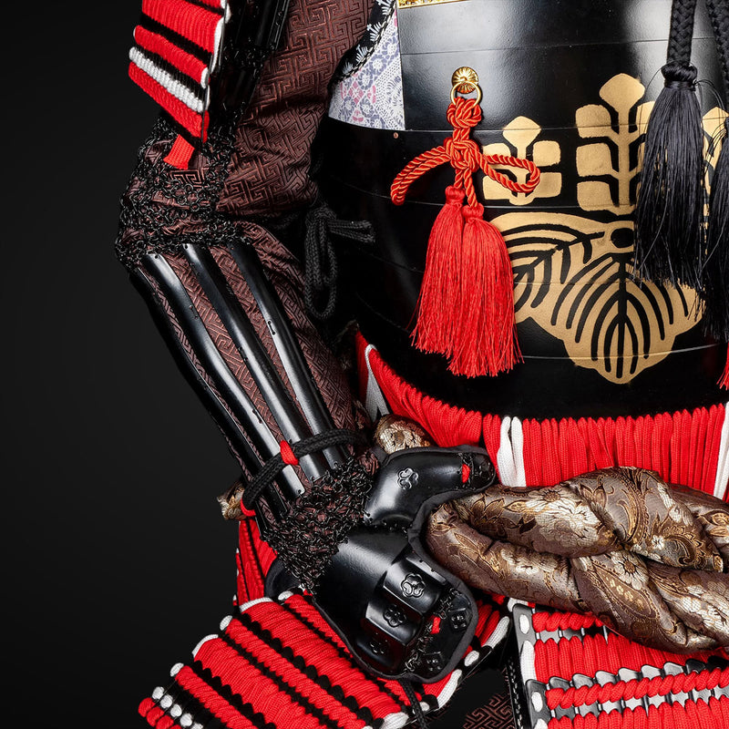 Handgefertigte lebensgroße braune und rote Samurai-Rüstung der Yoroi,  