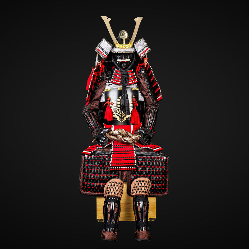 Handgefertigte lebensgroße braune und rote Samurai-Rüstung der Yoroi,  