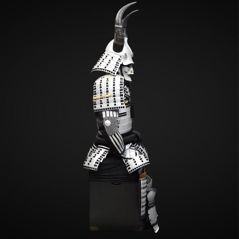 Traditional samurai Yoroi with silver detailing, comparable to Fallout 76 secret service armor aesthetics.

