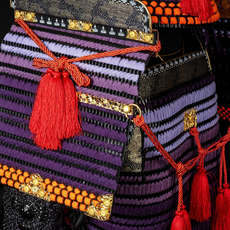 Handgefertigte Yoroi-Samurai-Rüstung des Oda-Clans Kachi in Schwarz un 