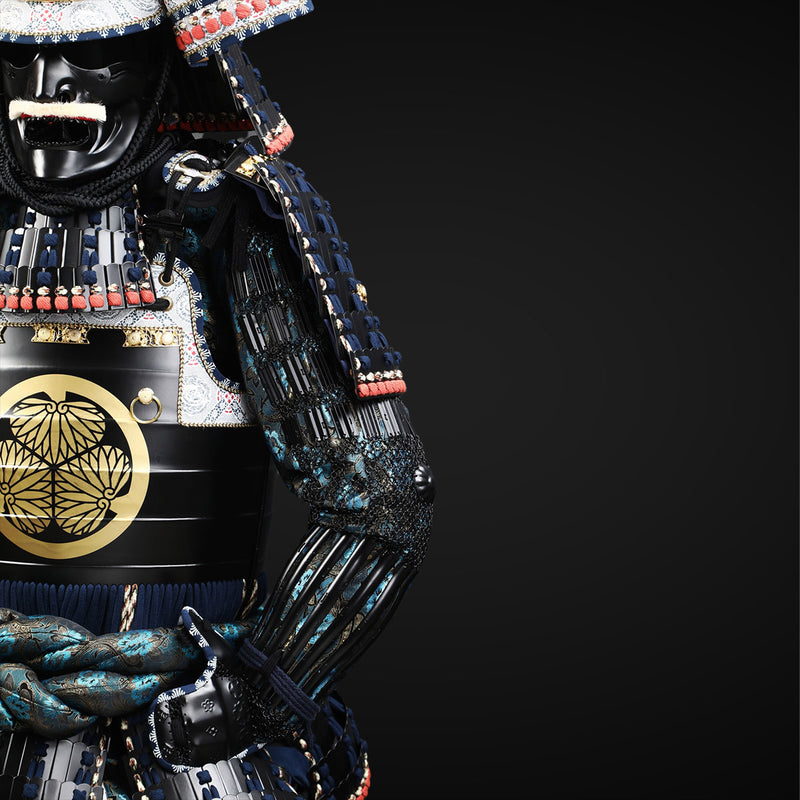Handgefertigte schwarz-blaue Samurai-Rüstung des Tokugawa-Clans mit Ku 