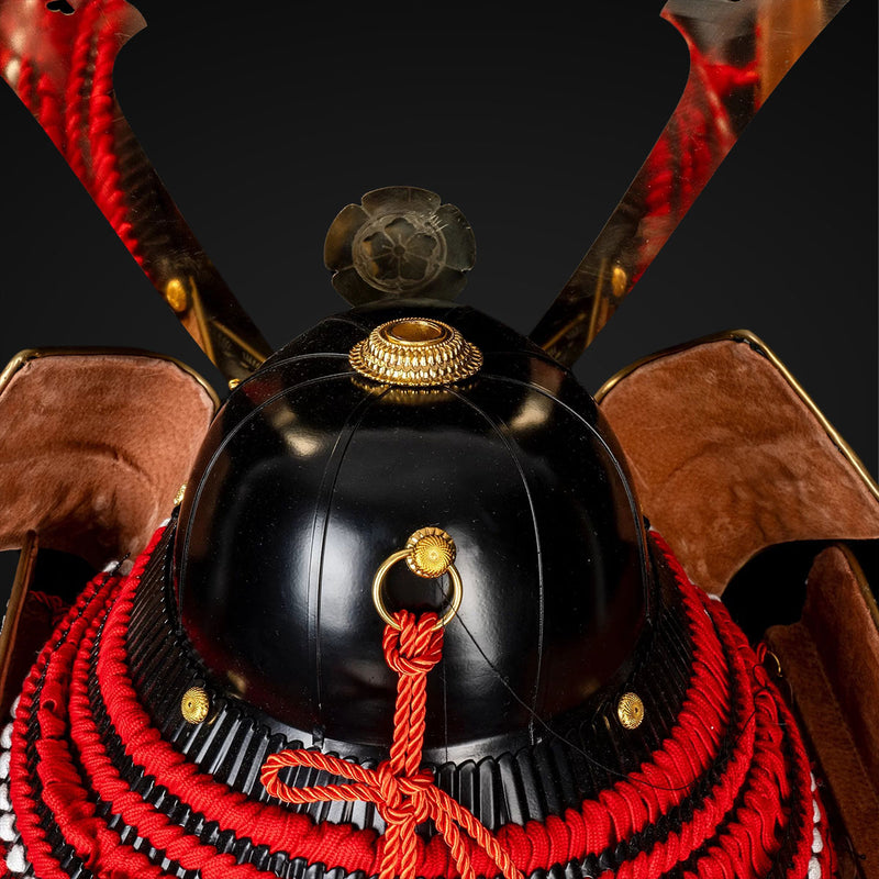 Handgefertigte lebensgroße braune und rote Samurai-Rüstung der Yoroi,  