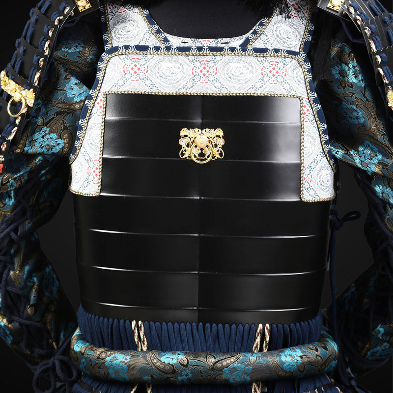 Handgefertigte schwarz-blaue Samurai-Rüstung des Tokugawa-Clans mit Ku 