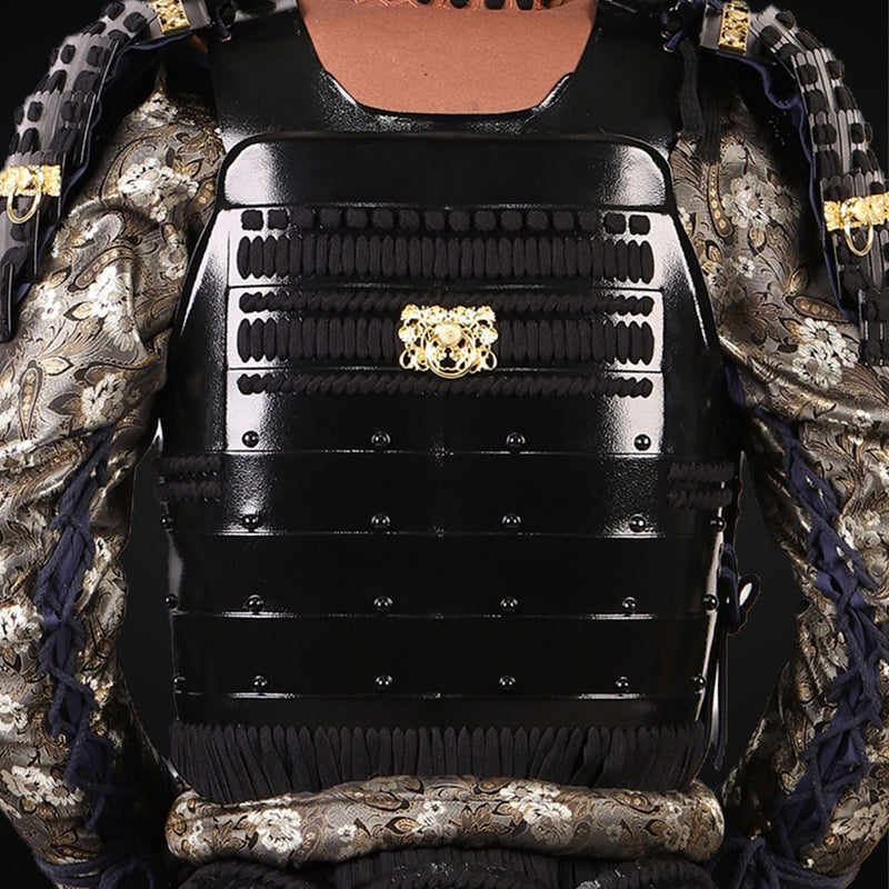 Handgemachte schwarze japanische Samurai-Rüstung mit goldenem Stiergew 