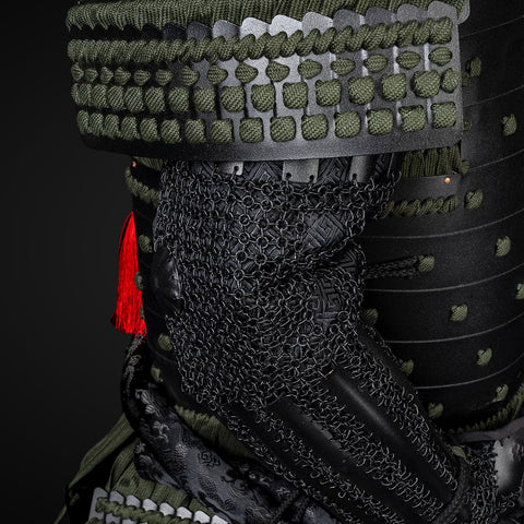 Master Chief armor style, blending futuristic armor aesthetics with historical samurai elements, creating a fusion of technology and tradition in the Black Sanada Nobuyuki Armor.

