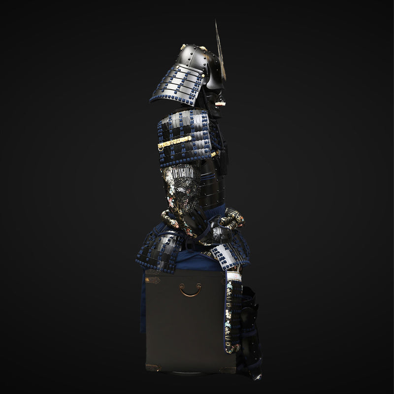 Handgemachte Yoroi, schwarze Samurai-Rüstung des Tokugawa-Clans in Leb 