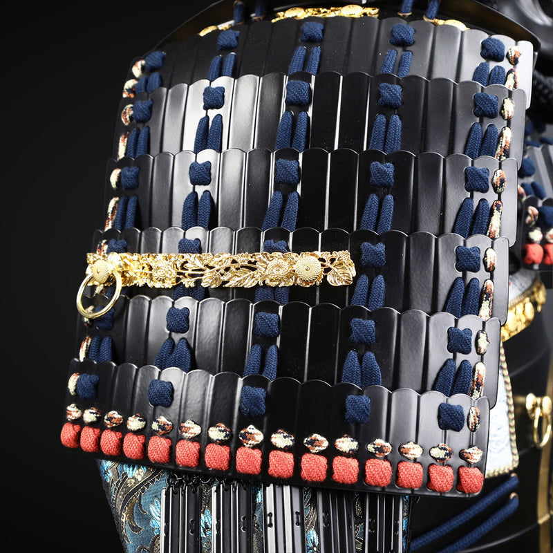 Handgefertigte schwarz-blaue Samurai-Rüstung des Tokugawa-Clans mit Ku 