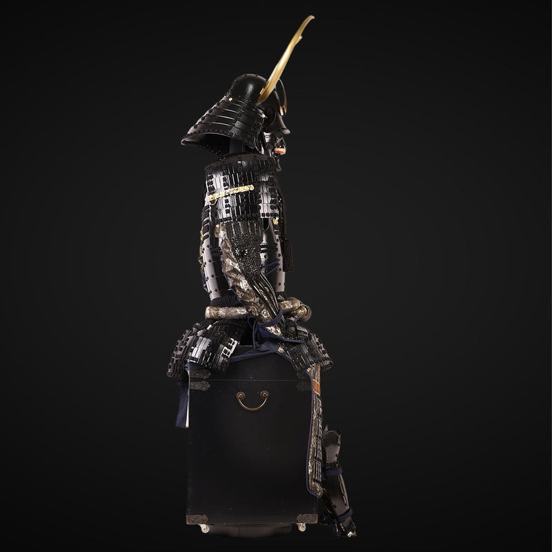 Handgemachte schwarze japanische Samurai-Rüstung mit goldenem Stiergew 
