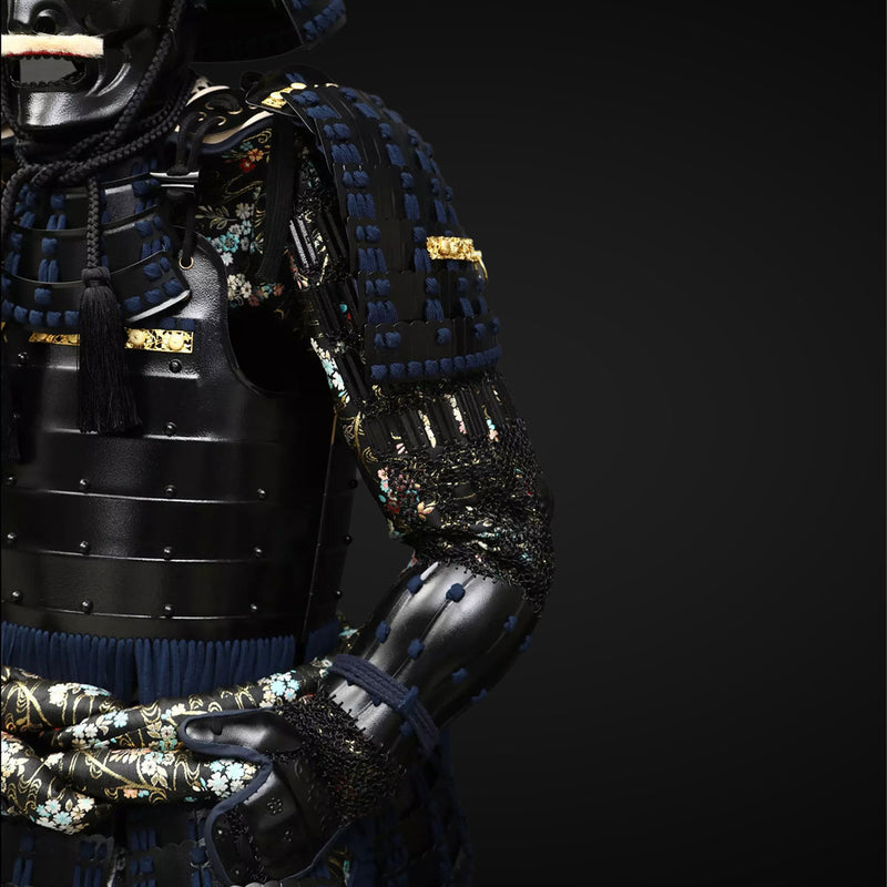 Handgemachte Yoroi, schwarze Samurai-Rüstung des Tokugawa-Clans in Leb 