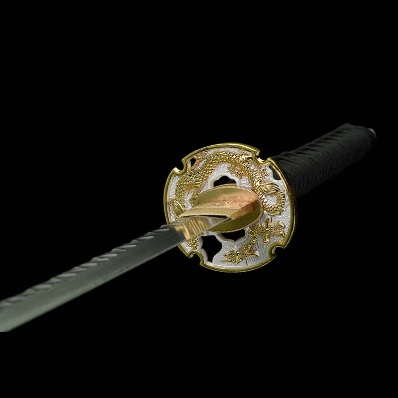 Japanisches Samurai-Katana mit gefalteter Stahlklinge und durchgehendem Erl, Saya mit Drachenmuster und Beschlag 