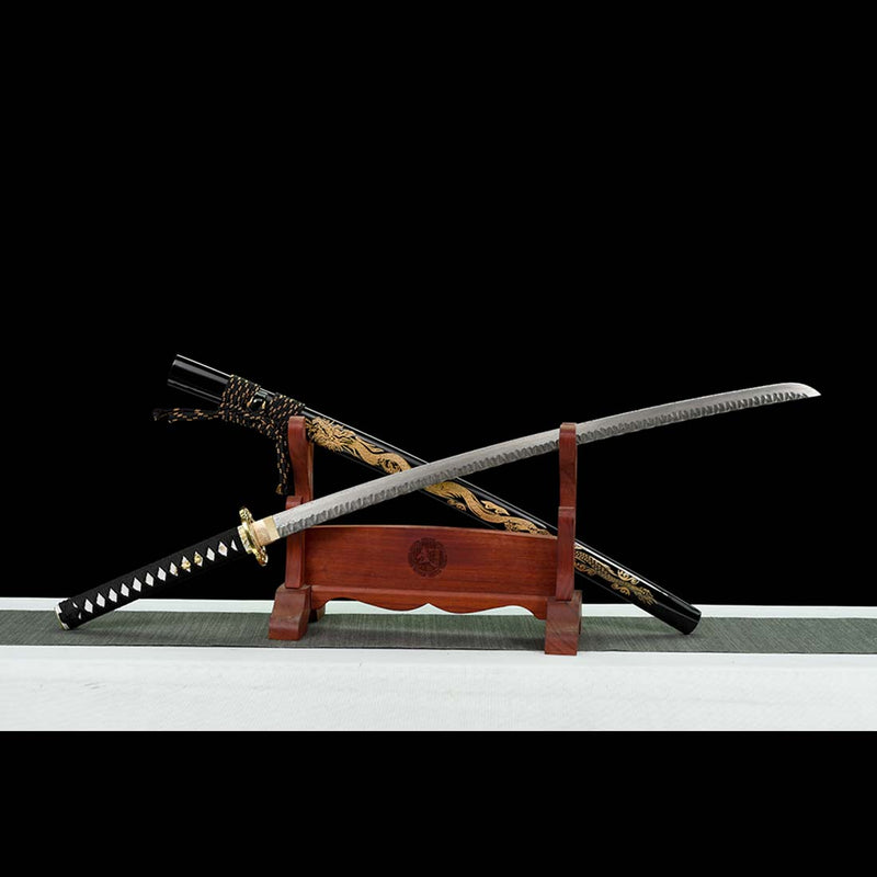 Japanisches Samurai-Katana mit gefalteter Stahlklinge und durchgehendem Erl, Saya mit Drachenmuster und Beschlag 