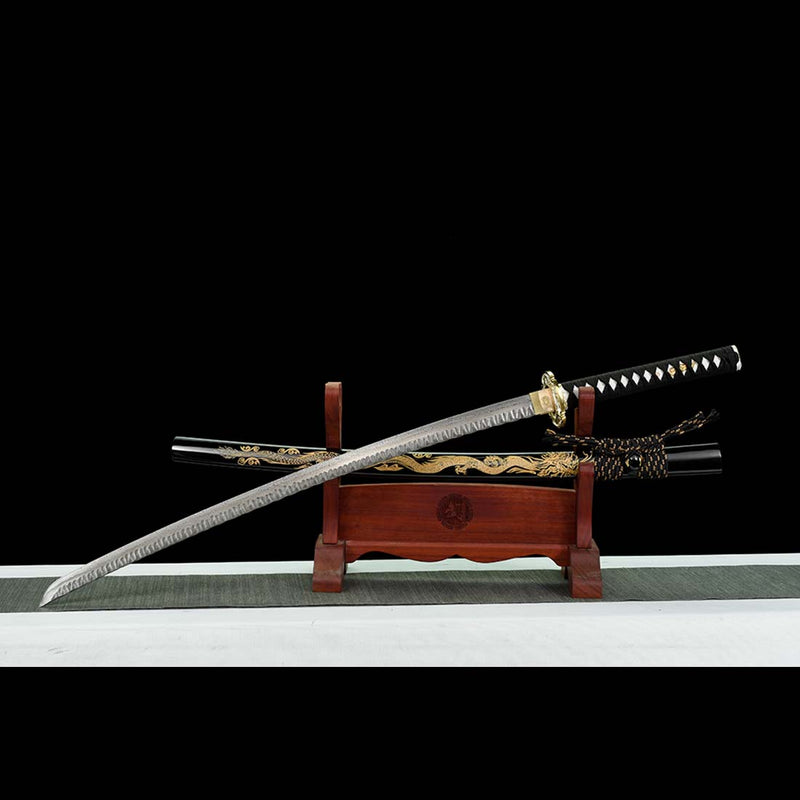 Japanisches Samurai-Katana mit gefalteter Stahlklinge und durchgehendem Erl, Saya mit Drachenmuster und Beschlag 